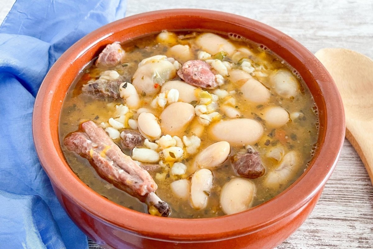 Delicias Cuyanas El término "locro" se refiere a un plato tradicional de la cocina argentina, especialmente consumido en días patrios como el 25 de mayo y el 9 de julio. Es un guiso espeso que generalmente lleva maíz, porotos, carne (puede ser de cerdo o vaca), chorizo y verduras. Si necesitás más información o un contexto específico sobre el locro, decime y te ayudo. receta