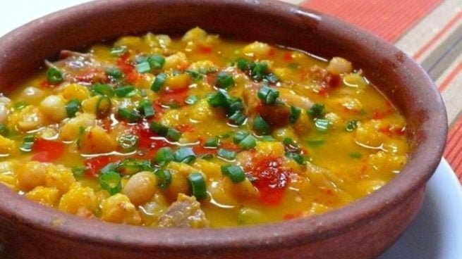 El locro de invierno con un giro El término "locro" ya está en español y se refiere a un plato tradicional argentino, especialmente consumido en fechas patrias como el 25 de mayo y el 9 de julio. Es un guiso a base de maíz, carne y otras verduras. Si necesitas más información o una descripción más detallada, ¡decime! receta