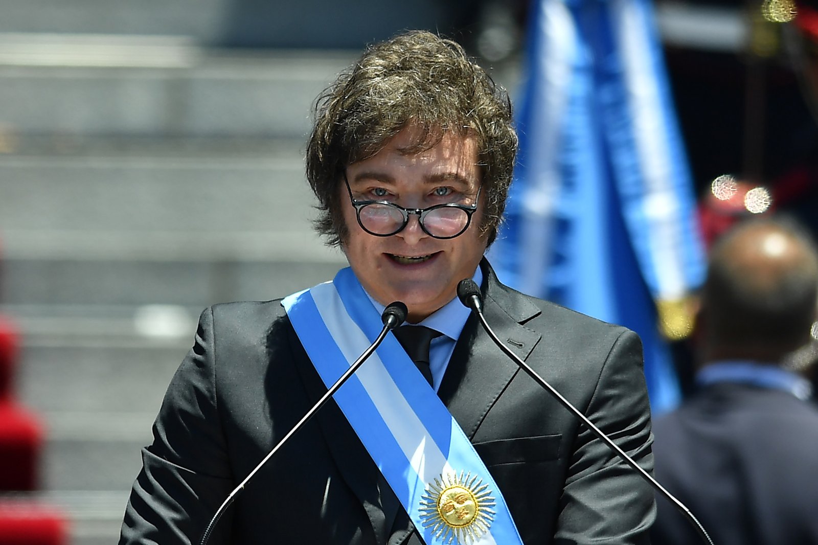 Milei escala en el ranking de presidentes pero lo acompaña un vecino incómodo en el podio en El Cronista, Economía