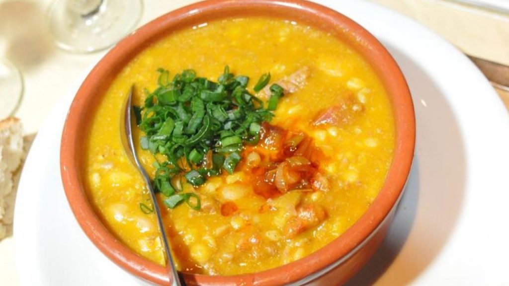 La vuelta al mundo en un plato El término "locro" se refiere a un plato tradicional argentino, especialmente popular en las celebraciones del 25 de mayo y el 9 de julio. Es un guiso espeso que generalmente se elabora con maíz, porotos, carne (como cerdo o res) y verduras. Si necesitas más información o un contexto específico sobre el locro, no dudes en decírmelo. receta