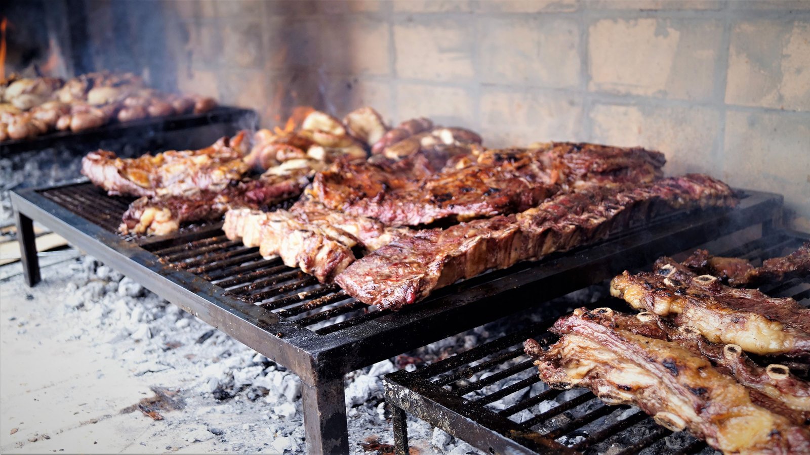 Asado a la Patagonia "Asado" se traduce al español argentino como "asado". En Argentina, el término se refiere a una forma de cocinar carne, generalmente a la parrilla, y es una tradición muy arraigada en la cultura del país. Si necesitás más información o contexto sobre el asado, hacémelo saber. receta