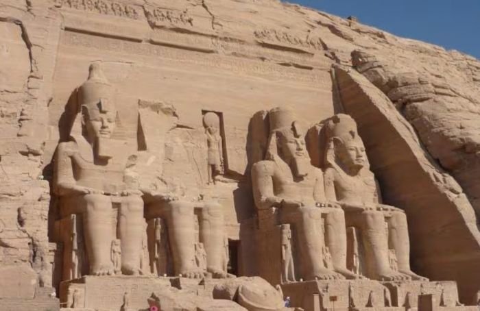 Tumba de Cleopatra en El Cronista, Información General