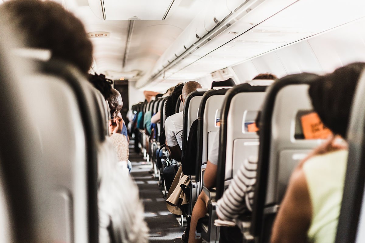 ¡No te pares! Qué aerolíneas  multarán a los pasajeros que se levanten de sus asientos antes de tiempo en Redacción Clarín, Un