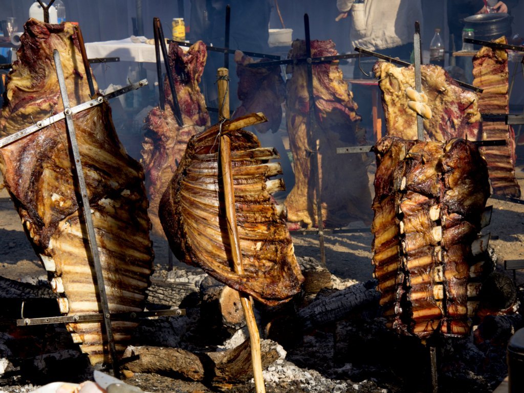 Asado a la Patagónica "Asado" ya está en español y se refiere a una tradición culinaria muy popular en Argentina, donde se cocinan diferentes tipos de carne a la parrilla. ¿Te gustaría que te ayude con algo más específico sobre el asado? receta