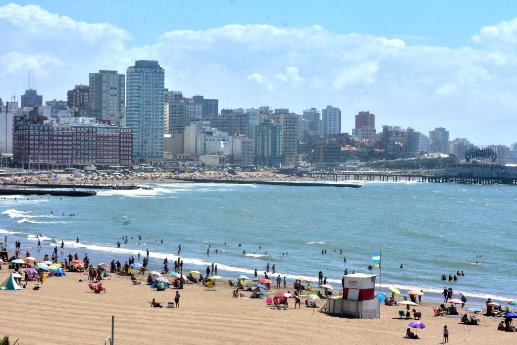 Imagen relacionada con Clima en Mar del Plata: sábado agradable según el SMN, con sol y temperaturas moderadas.