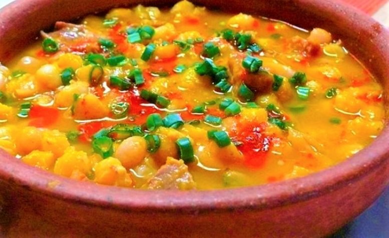 Cocinando el pasado El término "locro" se refiere a un plato típico de la gastronomía argentina, especialmente consumido en fechas patrias como el 25 de mayo y el 9 de julio. Se trata de un guiso a base de maíz, carne (generalmente de cerdo y/o vaca), verduras como zapallo, papa y poroto, y se condimenta con especias. Es un plato muy reconfortante y representa una parte importante de la cultura culinaria del país. Si necesitas más información o un contexto específico, no dudes en decírmelo. receta