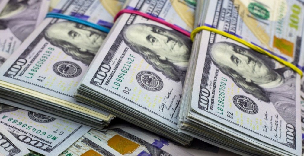 Compra de dólares se disparó a más de u$s 2000 millones tras la quita del cepo en El Cronista, Finanzas