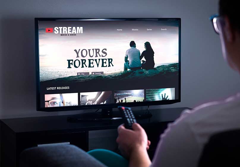 Ahora en streaming La palabra "streaming" se puede traducir como "transmisión en vivo" o simplemente "streaming", ya que en el argot actual se usa mucho el término en inglés. Si necesitás un contexto específico, decime y te ayudo con una traducción más precisa.