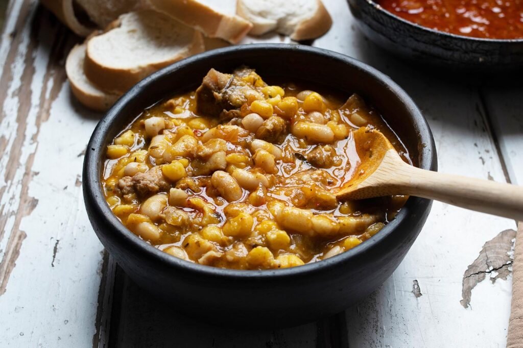 El locro más sorprendente El término "locro" se refiere a un plato tradicional de la gastronomía argentina, especialmente popular en fechas patrias como el 25 de mayo y el 9 de julio. Es un guiso espeso que generalmente incluye maíz, porotos, carne (puede ser de cerdo, vaca o pollo), y a veces chorizo y otros ingredientes. Se suele servir caliente y es muy apreciado por su sabor y su valor nutritivo. receta