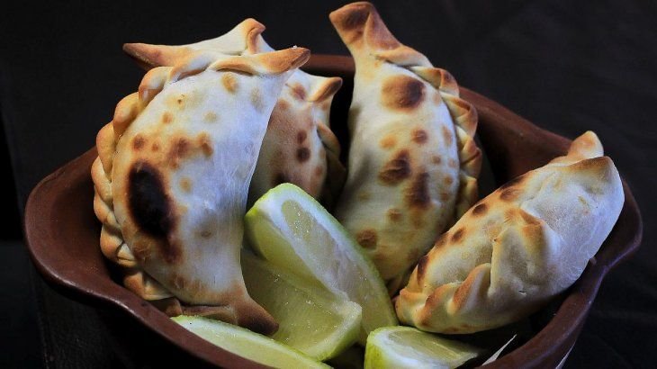 El arte de la empanada tucumana La palabra "chef" se traduce al español como "chef" también, ya que se utiliza en el mismo contexto. Sin embargo, en un contexto más informal, podrías referirte a un "cocinero" o "cocinera". ¿Te gustaría que traduzca algo más específico relacionado con "chef"? receta