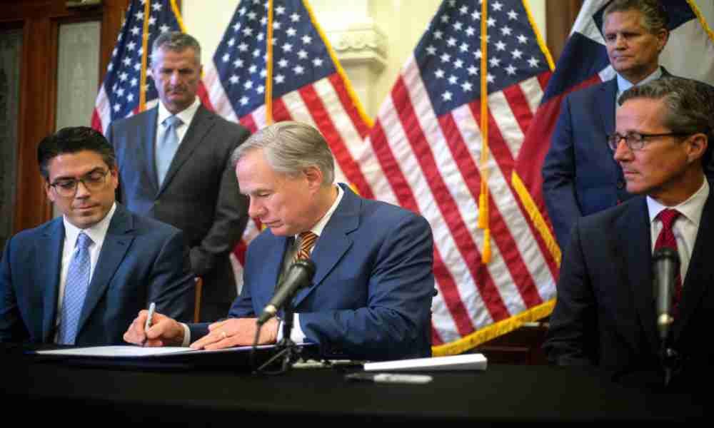 El gobernador de Texas firma una ley de seguridad en línea que afecta a Apple y Google.