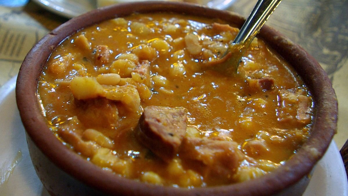 Locro porteño El término "locro" se refiere a un plato tradicional de la cocina argentina, especialmente consumido en fechas patrias como el 25 de mayo y el 9 de julio. Es un guiso espeso que se elabora principalmente con maíz, porotos, carne (generalmente de cerdo o vaca) y verduras. Su preparación varía según la región, pero siempre es un símbolo de la gastronomía nacional. Si necesitas más información o un contexto específico, no dudes en decírmelo. receta