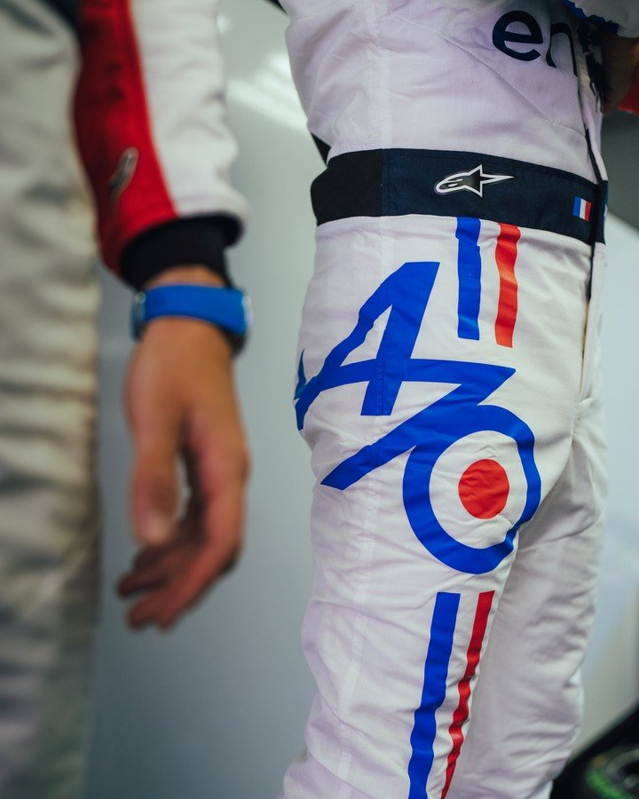 La especial indumentaria de Alpine para el GP de Barcelona 2025.
