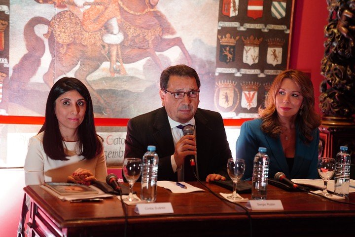Las autoras y Sergio Rubin