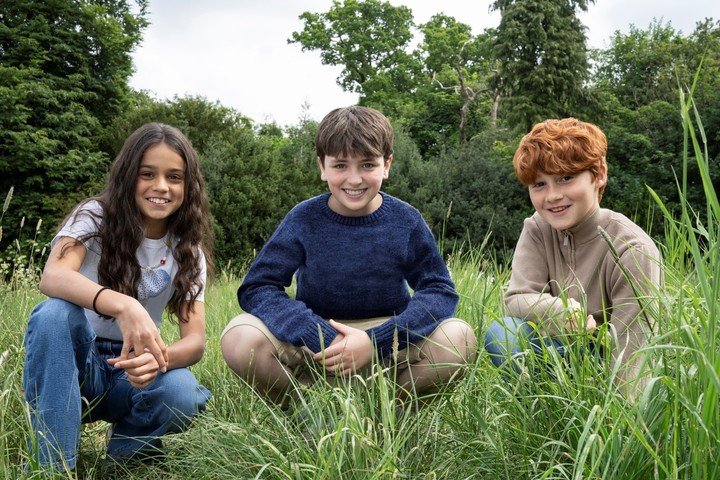 Fotografía cedida por Warner Bros. Discovery donde aparecen los protagonistas de la serie Harry Potter de la plataforma HBO desde la izquierda: Arabella Stanton, que dará vida a Hermione Granger; Dominic McLaughlin que interpretará a Harry Potter, y Alastair Stout que encarnará a Ron Weasley. Foto: EFE