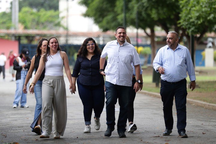 El candidato opositor Stalin González (c) llega a un centro de votación este sábado, en Caracas (Venezuela). Foto EFE