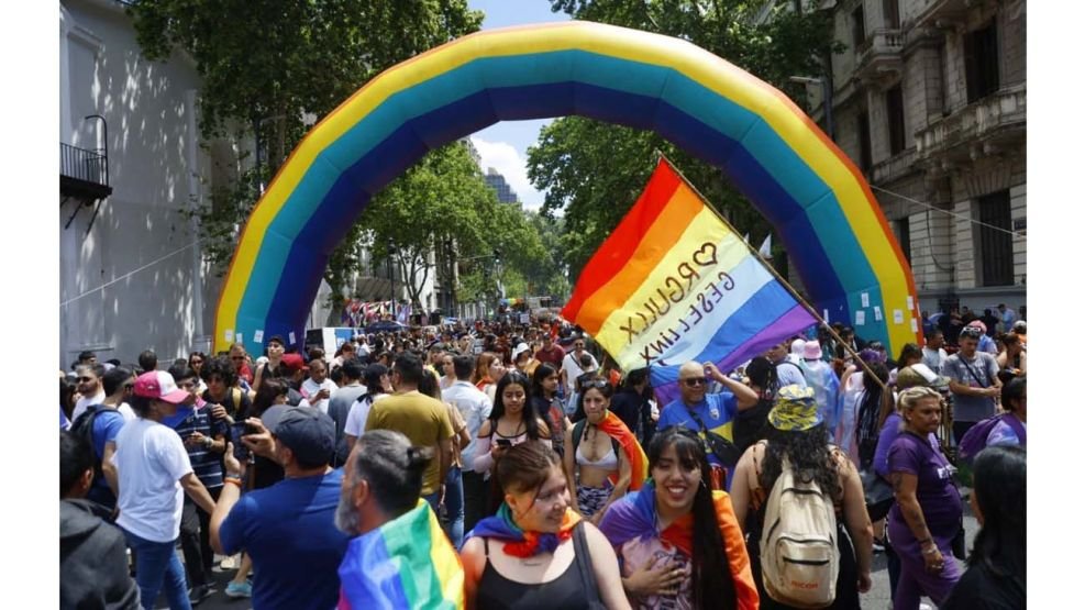 La primera marcha del orgullo LGBTIQ+ en Argentina Un paso hacia la visibilidad Argentina