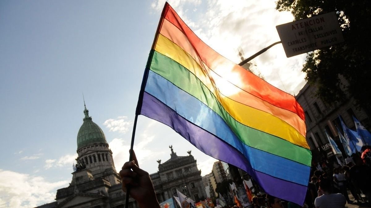 La primera marcha del orgullo LGBTIQ+ en Argentina Un paso hacia la visibilidad Argentina