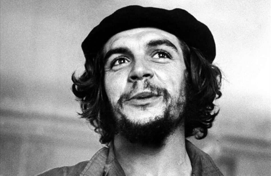 Cuban rebel Ernesto  Che  Guevara w  his left arm in a sling  Che Guevara