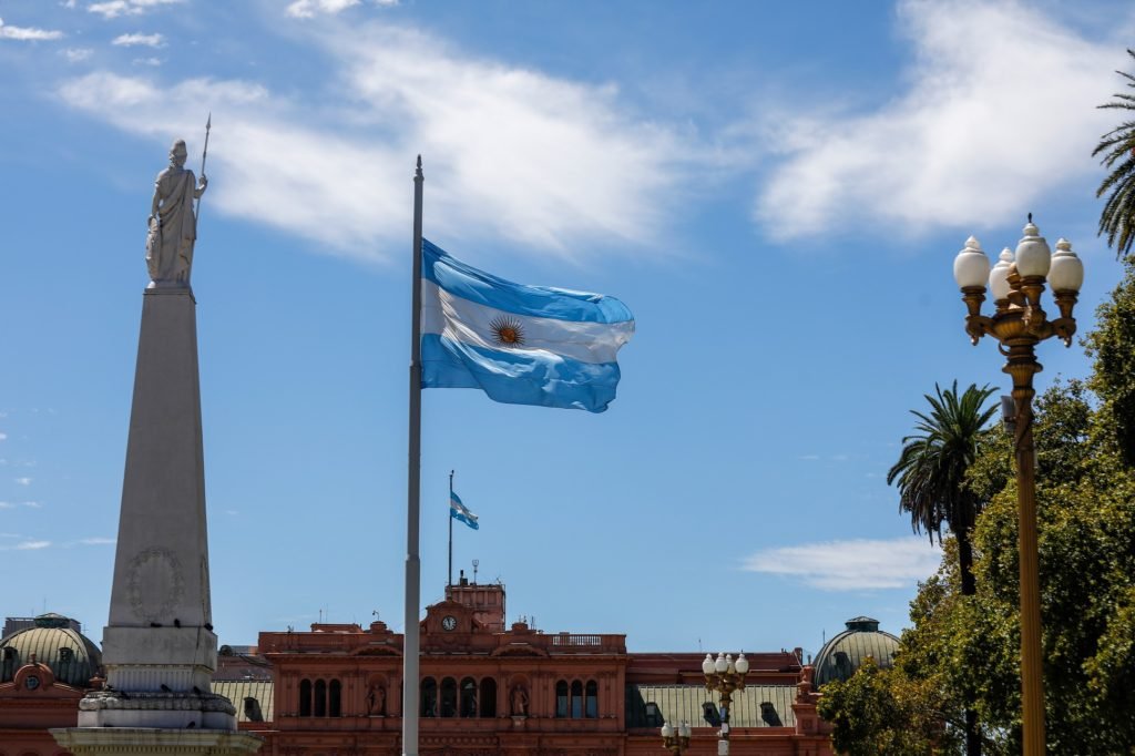 El legado de Manuel Belgrano y la creación de la bandera nacional Argentina
