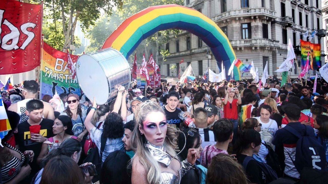 La primera marcha del orgullo LGBTIQ+ en Argentina Un paso hacia la visibilidad Argentina
