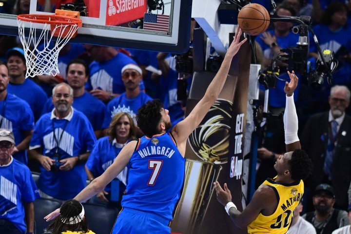 No pasarás: Holmgren mide 2,16 y se cansó de meter tapones en el último partido de las NBA Finals. Foto: EFE