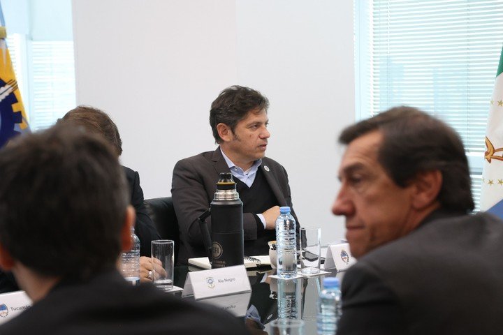 Axel Kicilof, en la cumbre, con Carlos Sadir.