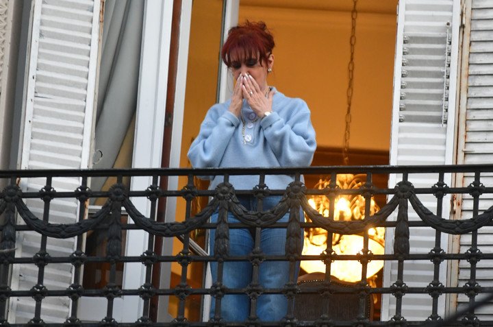 Cristina Kirchner se asoma al balcón de su departamento en Constitución. Foto Marcelo Carroll
