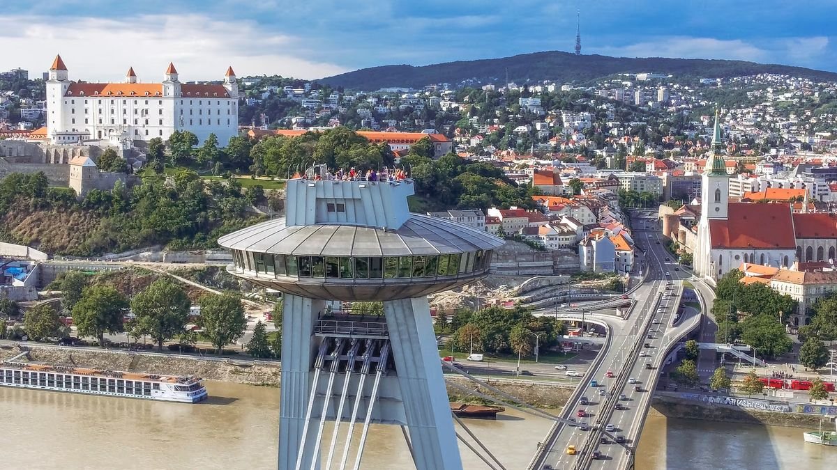 Explorando Eslovaquia: Un destino emergente para los aventureros El interés por emigrar no deja de crecer, y destinos co... Descubre más sobre destinos, líne...
