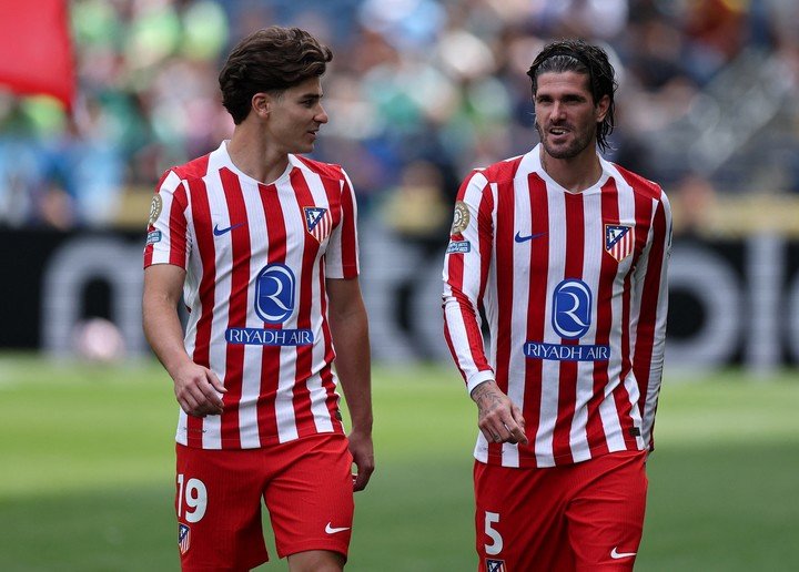 Julián Álvarez y Rodrigo De Paul, dos de los argentinos del Atlético de Madrid. Foto: REUTERS/Agustin Marcarian
