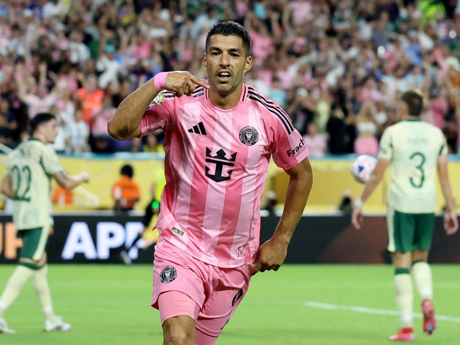  Un recital de fútbol en Miami: el Pistolero vuelve a brillar En una noche mágica en el Hard Rock Stadium de Miami, ... Descubre más sobre acción, gigant...
