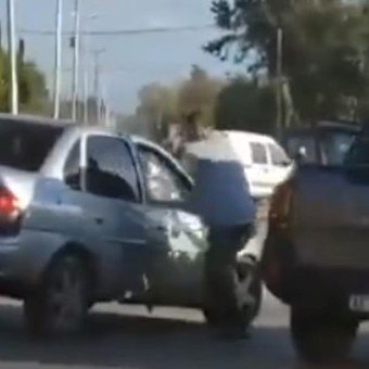 Dos conductores protagonizaron una salvaje pelea en el medio de la calle en Merlo delante de un niño