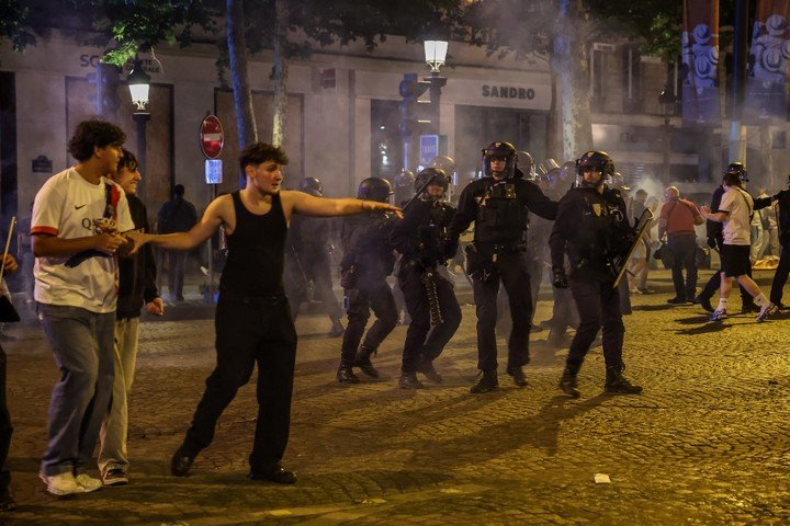 Los disturbios entre los hinchas del PSG y la policía francesa. EFE