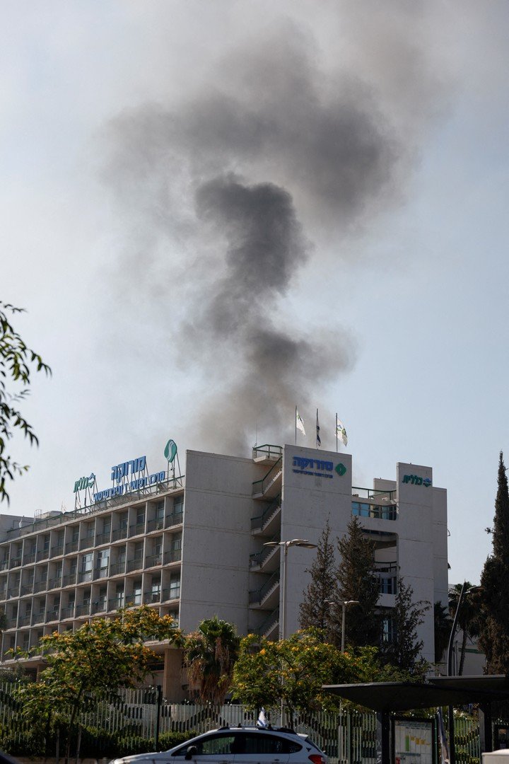 Humo en el hospital más grande del sur de Israel. El misil iraní logró impactar este jueves por la mañana. Foto: Reuters