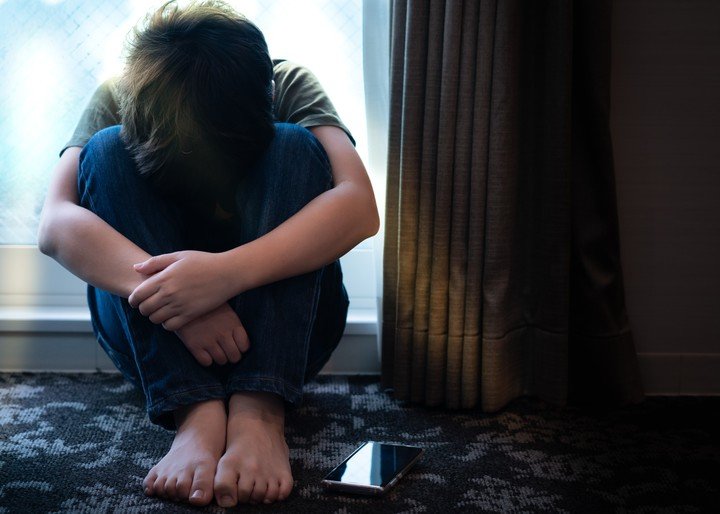 El miedo al rechazo surge cuando un niño siente que no es lo suficientemente bueno o digno de amor. Foto Shutterstock.