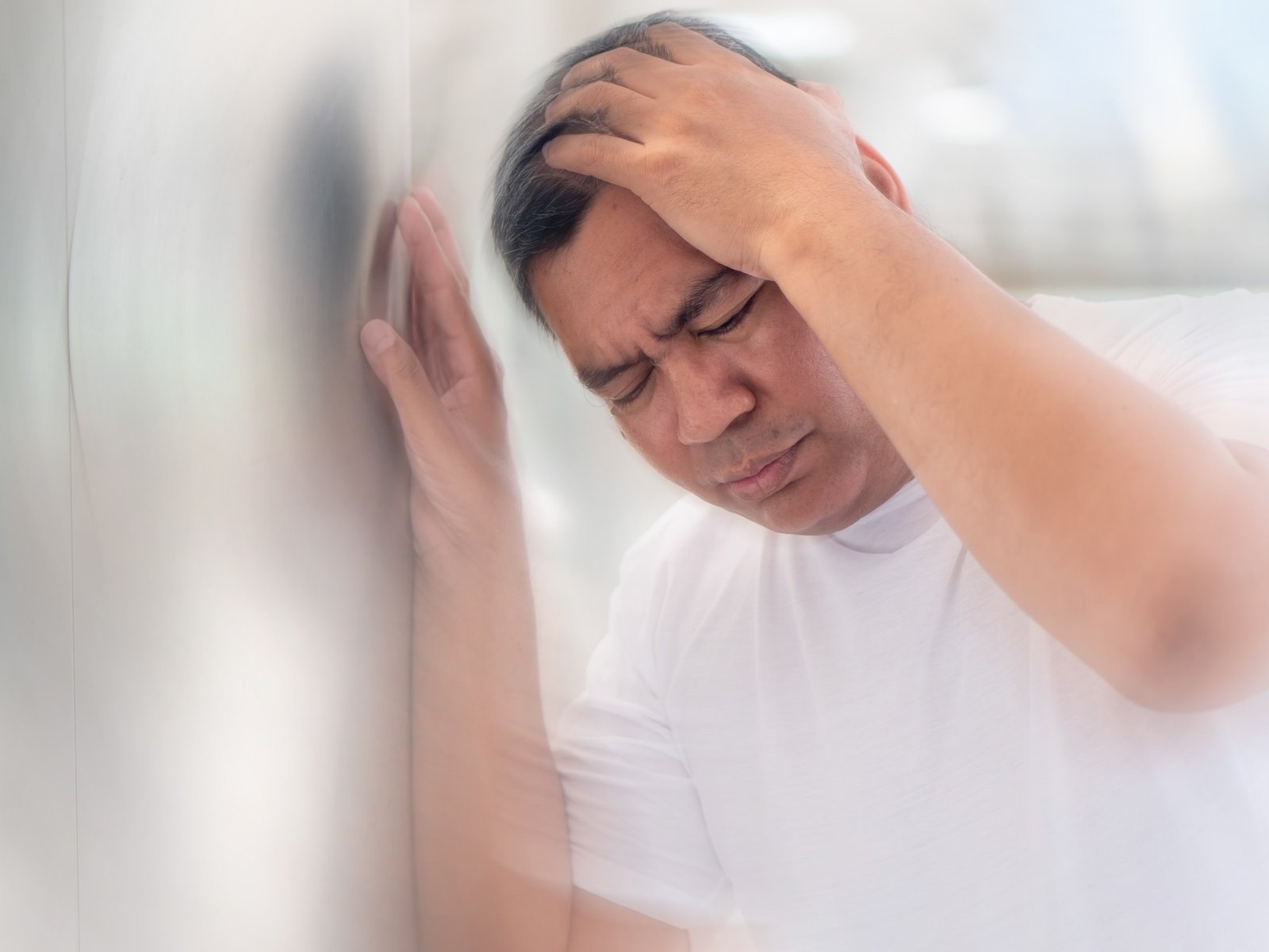 Los mareos pueden ser tan intensos que hagan que la persona se caiga. Foto: Shutterstock.