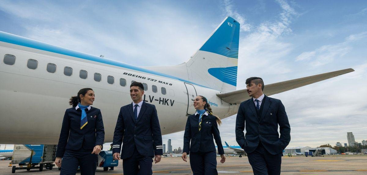 A días del paro en Aerolíneas, el Gobierno modificó las condiciones de trabajo de los pilotos y tripulantes de cabina