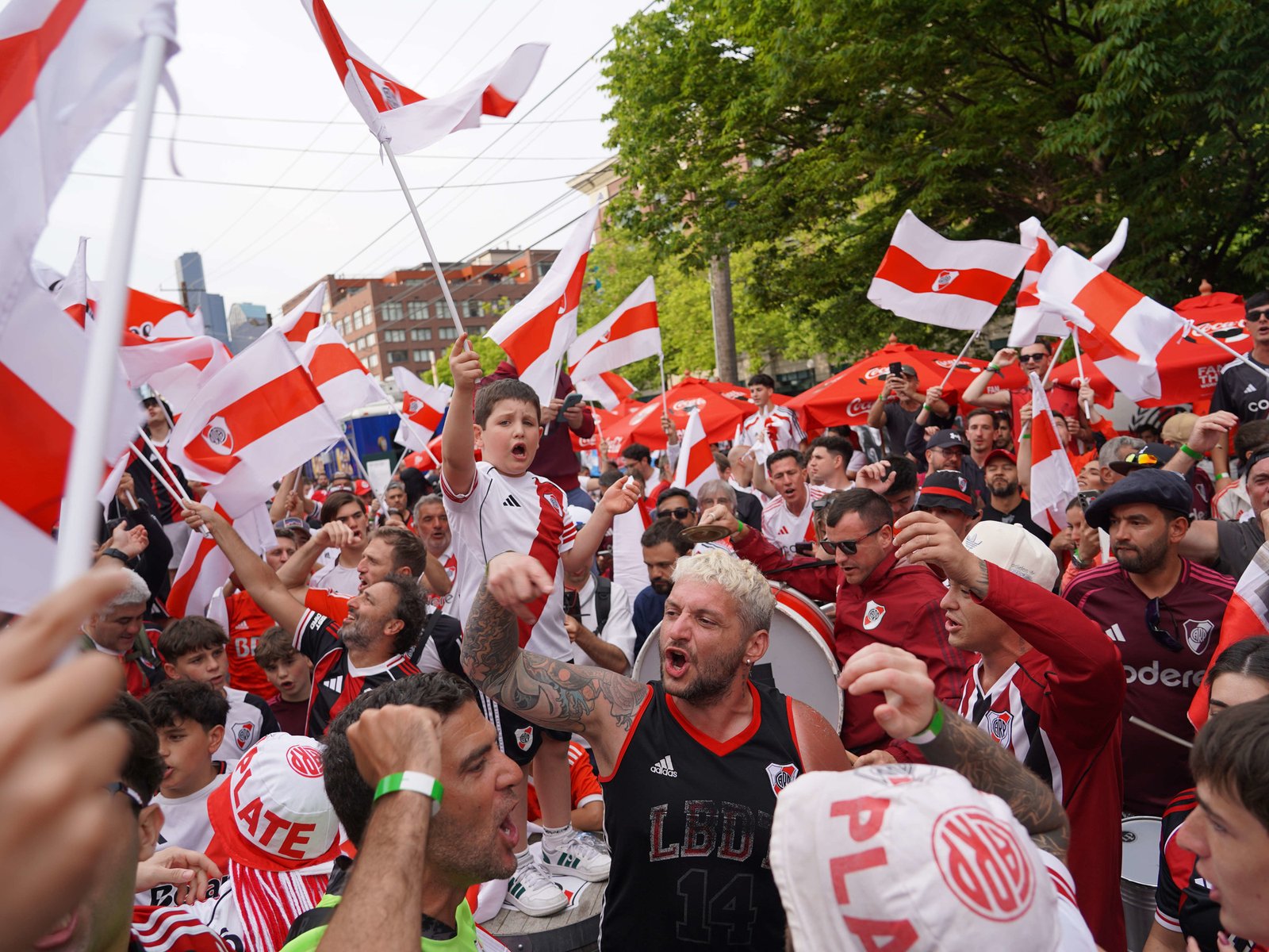  El fervor de la hinchada riverplatense se hace sentir en Seattle En una jornada colmada de emociones, los hinchas d... Descubre más sobre estados, mensa...