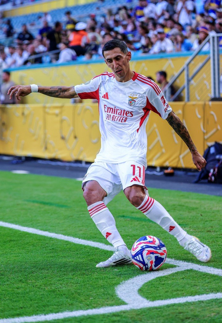 Di María probó desde el córner, y un centro suyo terminó en el penal a Otamendi. Foto: EFE / EPA / CRISTOBAL HERRERA-ULASHKEVICH.
