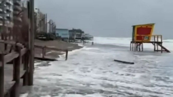 Destrozos en la rambla de Monte Hermoso por la sudestada.
