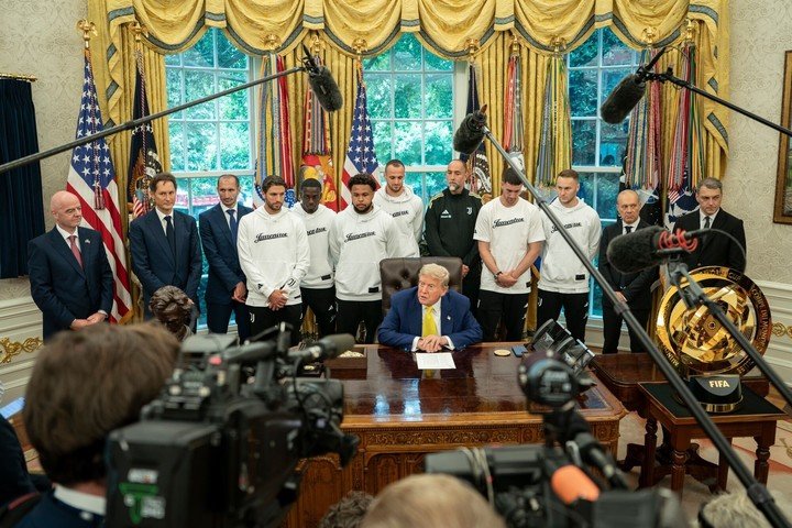 El presidente de Estados Unidos, Donald Trump, en el centro, durante una reunión con miembros del club de fútbol Juventus en la Oficina Oval de la Casa Blanca en Washington. Foto Bloomberg