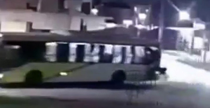 Un pasajero salió despedido de una ventanilla de un colectivo en Ingeniero Budge.