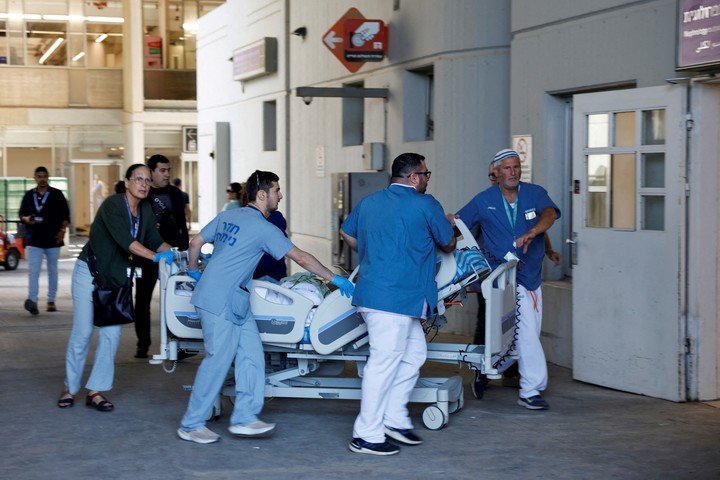Personal médico del Soroka traslada de urgencia a pacientes tras el ataque misilístico de Irán. Foto: Reuters 