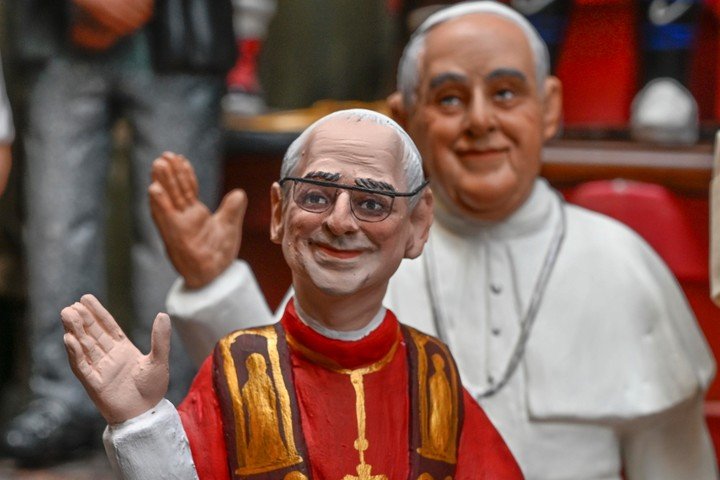 Figura de terracota realizada por el artesano del belén de San Gregorio Armeno, Genny Di Virgilio, conmemorando al Papa León XVI, Nápoles. Foto ANSA