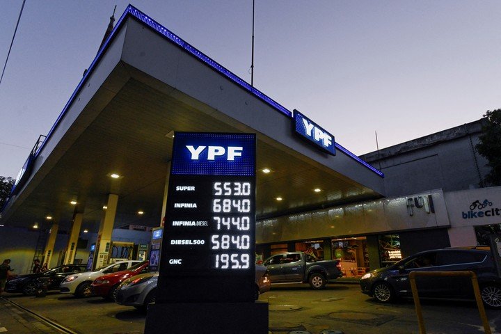Las acciones de YPF en Wall Street bajaron hasta 8%. Foto: Reuters 