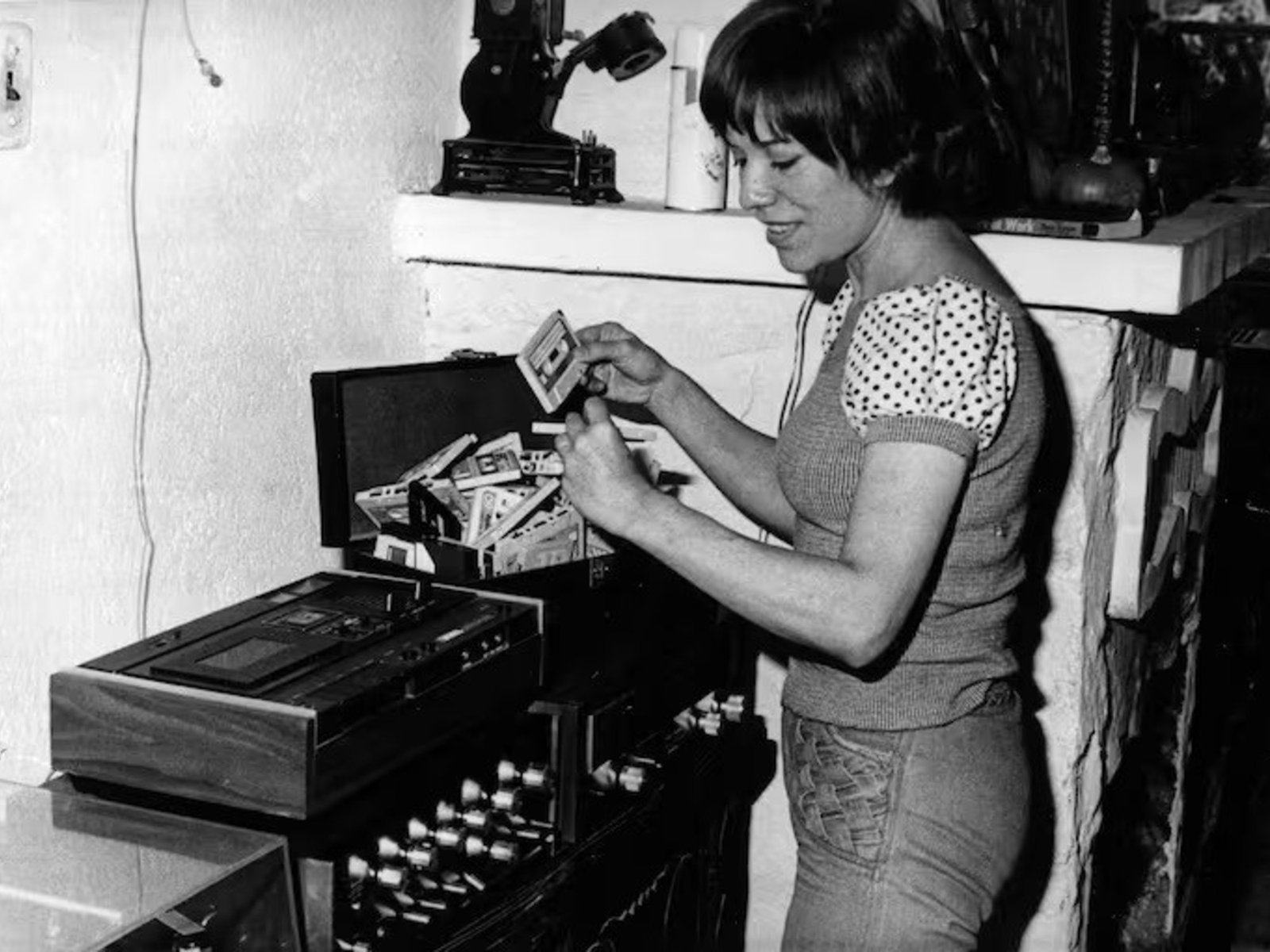 El rostro cotidiano de la violencia política En un rincón del turbulento Chile de los años 70, una mujer común se enredó... Descubre más sobre lucha, revela,...