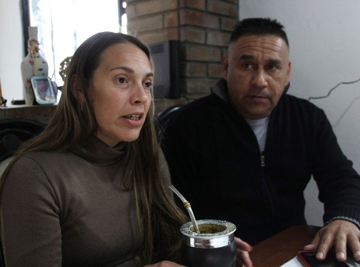 Vanessa y su esposo Raúl Calderón en su casa del barrio San Nicolás, en Córdoba.