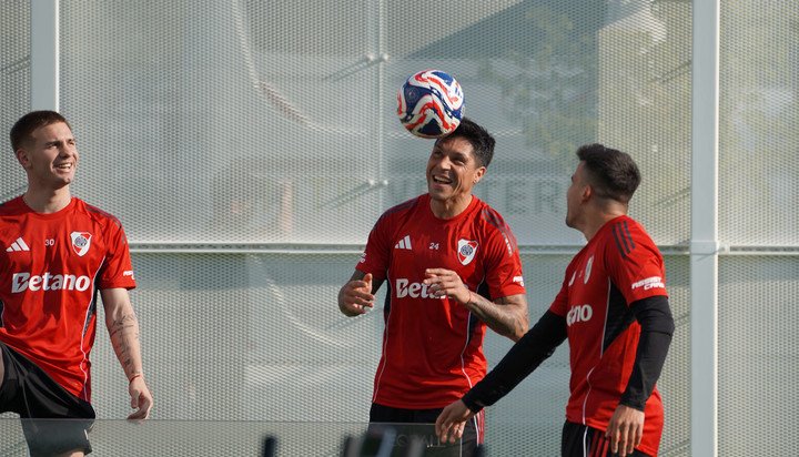 Franco Mastantuono, Enzo Pérez y Marcos Acuña. El mediocampista se lo pierde por suspensión. Foto: Marcelo Ferreiro