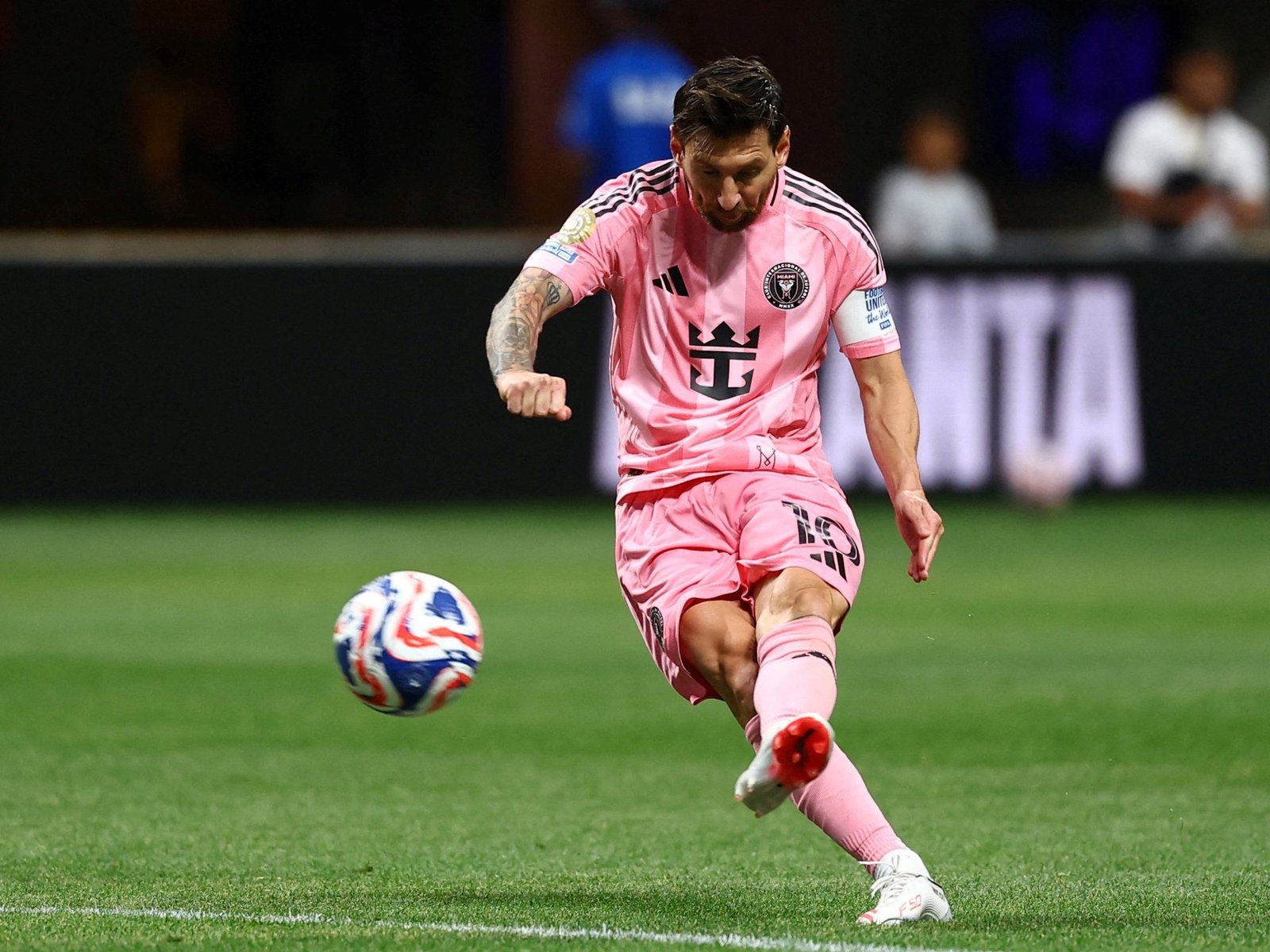 El gol que reafirma su legado en la historia del fútbol En una noche memorable en el Mercedes-Benz Stadium de Atlanta, L... Descubre más sobre boca juniors, ...