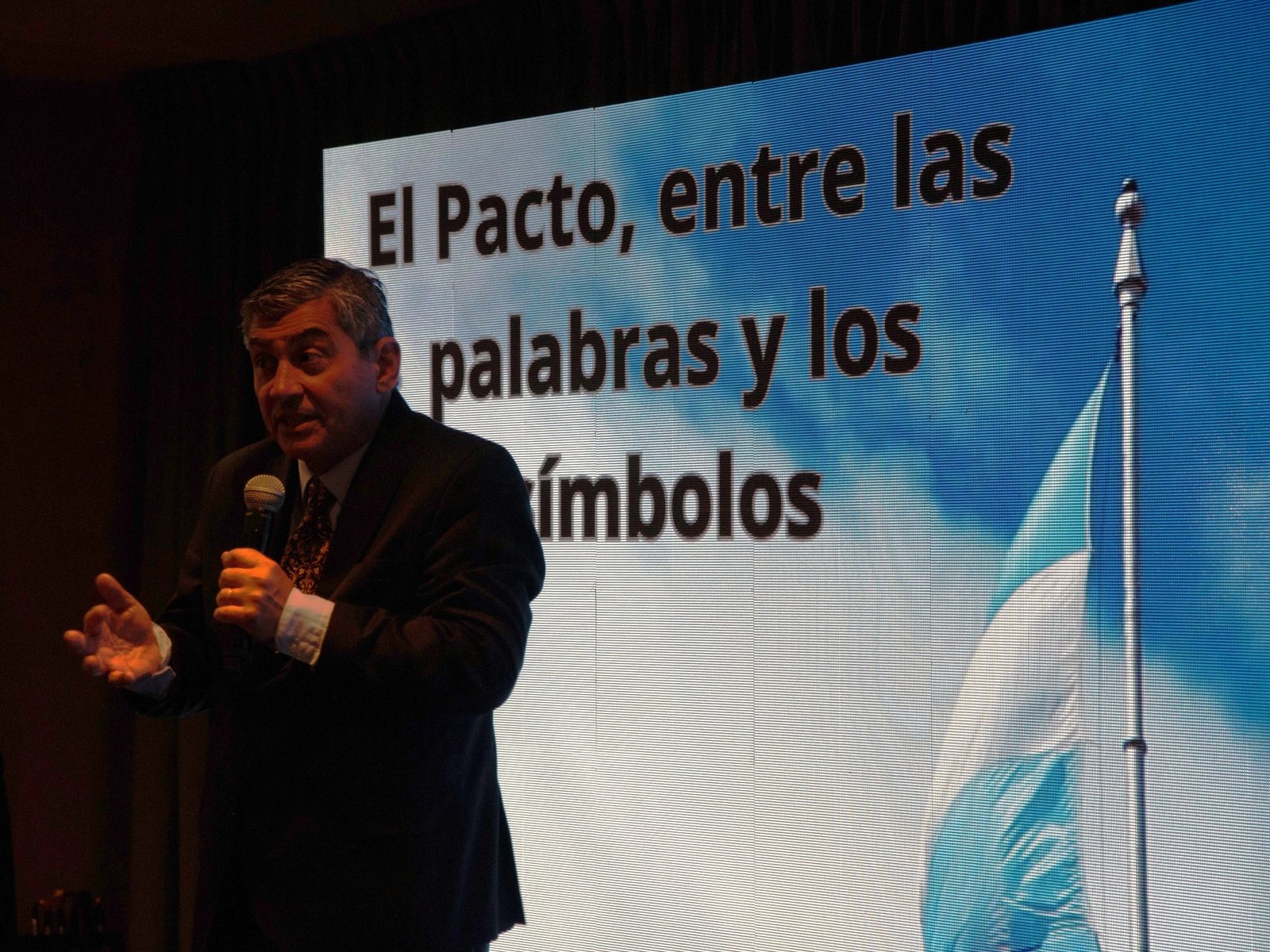 Celebrando la Palabra y los Símbolos en la Casa de Tucumán La Casa de Tucumán, ubicada en el corazón de Buenos Aires, ce... Descubre más sobre memoria, papel...